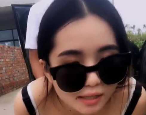 巨乳美女主播為了挑戰刺激和男友開車到鄉下別人農家小院旁邊偷偷啪啪