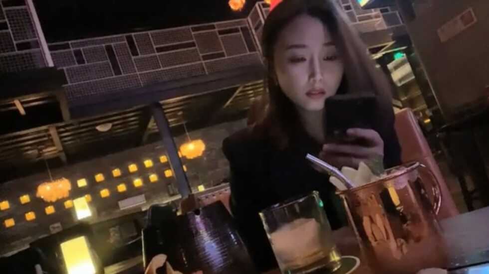 帥哥酒吧釣了個顏值超高的美女、帶回酒店灌酒讓她喝多趁機上了她